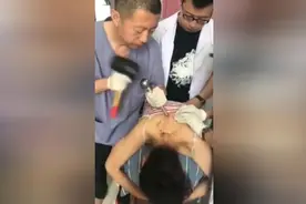 见识一下村里老中医的独门绝技，用锤子治病，大锤80小锤40！