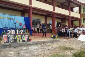 这就是校园吉他明星的魅力 一曲下来，迷妹们简直要疯了！视频封面