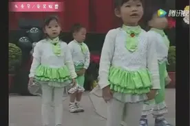 幼儿园表演跳舞节目，后排4岁小男孩全程各种憋尿，太搞笑了！视频封面