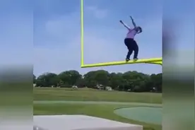 男子单杠上展示后空翻失败，头直接坠地，受伤惨重视频封面