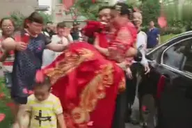 新娘结婚没想到大姐竟然兴奋的把新娘的婚裙提了起来视频封面