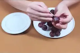 教大家一个剥葡萄皮的妙招，1秒一个而且还不脏手！黑科技啊