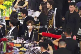 鹿晗张艺兴出席芭莎慈善夜！隔空打招呼，组团上厕所，兄弟情没变视频封面