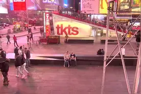 纽约时代广场实时影像（当地时间11:55pm），未受飓风影响视频封面