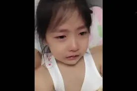 小女孩看动画片都看哭了，楚楚可怜