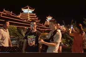 小哥打赌输了，被朋友推上来唱《夜空中最亮的星》视频封面