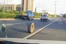 平时不检查轮胎 车子上路后车轮脱落自己跑了一公里视频封面