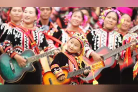 神奇：大山深处的村庄 男女老少都会弹吉他 被称中国吉他之乡