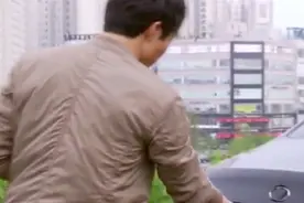 年轻小伙开车到郊外 后备箱居然躺着一个人！