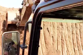 大型挖掘机司机视角作业全过程