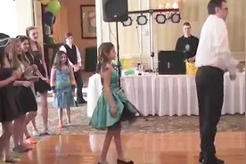 父亲与女儿一起跳舞，太温馨啦视频封面