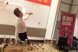 调酒师秀“火瓶”，最后竟然把火吐灭了~