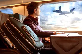 民航新规定：飞机上可以玩手机了？