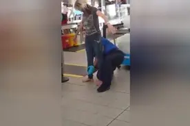 实拍 国外女子机场过安检全过程 全身检查得真仔细视频封面