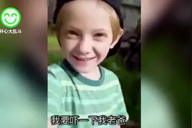 小男孩躲在垃圾桶中，本想吓一下他老爸，结果被埋在了垃圾中视频封面