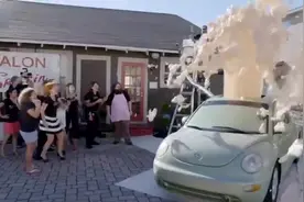 老外的泡沫爆炸试验，这个泡泡够让你看一天视频封面