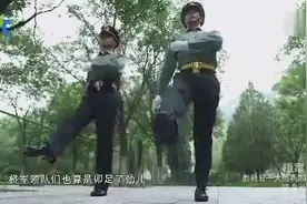 实拍平均年龄53岁的将军正步训练，十八九岁的战士是他们的教官视频封面