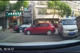 高速上小情侣的一个恩爱动作害苦了一车人，记录仪还原了事情经过视频封面