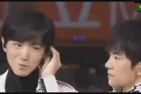 王俊凯千玺甜蜜同步舔舌头，小凯害羞要两人抱抱，三小只不会分开视频封面