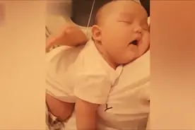 宝宝睡觉总是像小猪一样哼哼，还要妈妈拍背，太逗了！