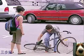 恶搞：自行车当成垃圾处理，你看把人家美女急的之跳脚了！视频封面