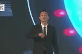 2017陈小春最新现场版《别碰我的人》霸气开场，台下沸腾了