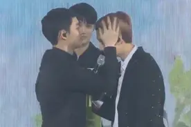 嘟嘟亲伯贤全过程EXO DO BAEK SOO KISS视频封面