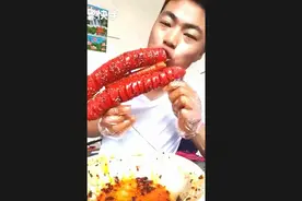 吃货冰哥开造了，麻辣烤肠，羊肉面，兵哥哥好好吃吧，开心就好视频封面