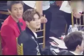 芭莎夜鹿晗邓超父子合影拍照，张艺兴叫鹿晗一块上厕所视频封面