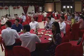 看似平淡无奇的小伙，一首钢琴把大家带回了学校时光