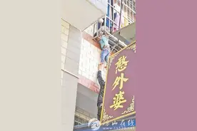 小女孩被卡在防护栏上 外卖哥托举救人不留名图片