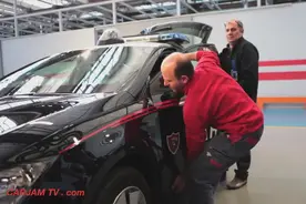 看着不起眼意大利警察防弹超牛警车测试