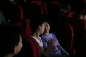 小伙看不惯电影院的小情侣，一个电话全吓跑，笑喷了