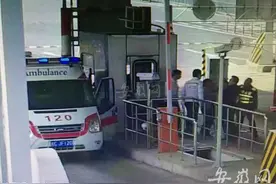 收费站拦截急救车交钱：耽误5分钟 家属称应先救人图片