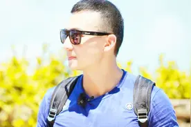 小泡芙爸爸刘畊宏见到吴尊惊呆了，见到轩轩为何也惊呆了视频封面