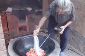 农村奶奶炒一点菜放这么多盐，盐不要钱的吗？