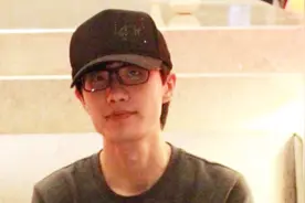 听着许嵩《等到烟火清凉》，吃着一个人的晚餐，不知不觉泪流满面