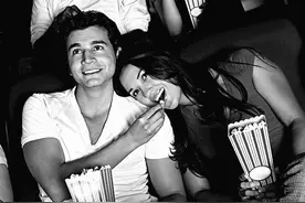 电影院有监控，情侣们千万要自控！