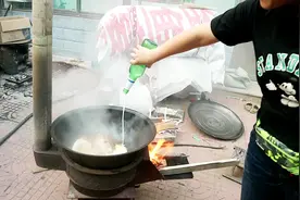 农村媳妇教你怎么把鱼和猪骨一起炖，烹饪出招待客人的大菜