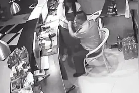 安徽芜湖：奇怪！“警察”夜查网吧 有人抽烟就拘留！还用手铐！视频封面