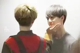 鹿晗跟队友捉弄世勋，世勋宠爱的看着鹿晗，最后一幕有点辣眼