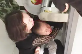 贪玩男孩手卡安检机 母亲被急哭视频封面