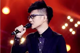 歌手石头现身四川献唱群星演唱会图片