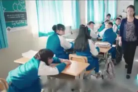 学生上课玩手机，被老师看到发飙！曾经你们有没有玩手机被逮到视频封面