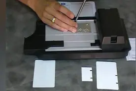 没有复印机的时候，银行是如何复印你的银行卡的？小机器真好玩