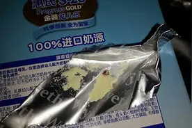 惠氏奶粉里喝出多色异物 奶粉质量存问题？图片