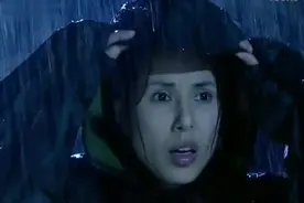 美女开车闯入部队训练场，车被掀，美女和兵哥哥杠上了！视频封面