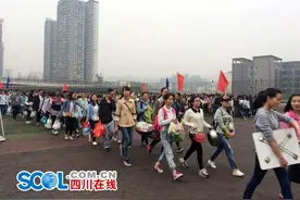 宜宾一中开展“春之行”活动高三学子野外拼厨艺秀舞技图片