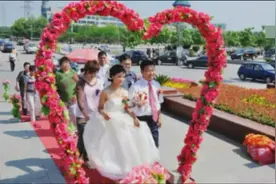 央视名主持41岁李佳明和漂亮妻子近照，夫妻俩很低调，女儿已13岁视频封面