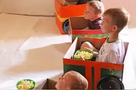 看如何将纸箱变成孩子的自制玩具（纸箱）图片